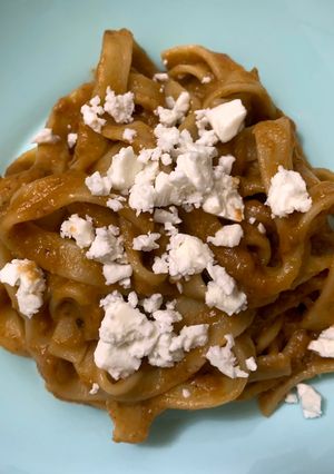Una foto de Fettuccine con salsa de verduras y feta