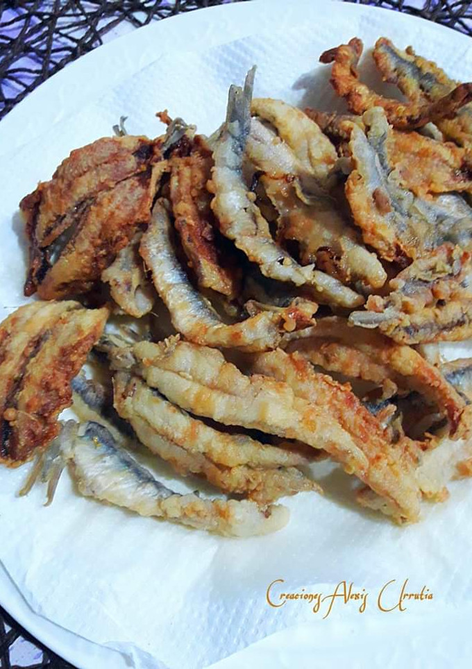 Una foto de Boquerones fritos al limón en salmuera