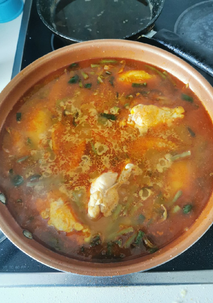 Una foto de Arroz caldoso con pollo y verduras