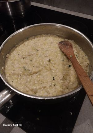 Une photo de Risotto crémeux aux courgettes et au thym