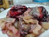 Печінка куряча зі сливами та карамелізованою цибулею