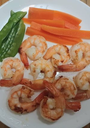 รูปของ กุ้งย่างเนยกับผักต้ม เมนูเด็ก 1 ขวบขึ้นไป