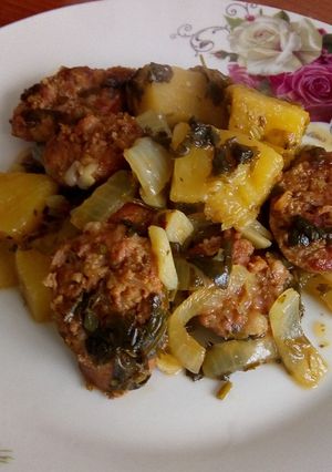 Una foto de Salchichón al ajo con piña