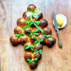 A picture of Milk rolls pull apart Christmas tree.