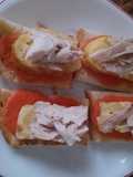 Pintxo de tortilla y pollo con pan de molde