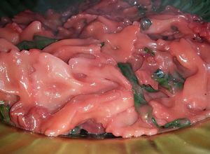Una foto de Salsa rosada y espinaca