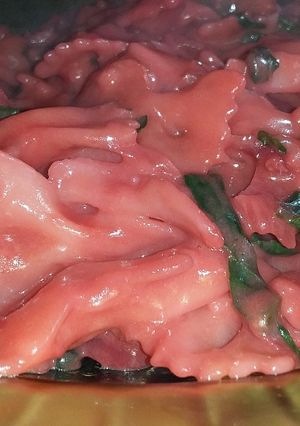Una foto de Salsa rosada y espinaca