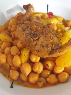 Una foto de Garbanzos con conejo y calabacín