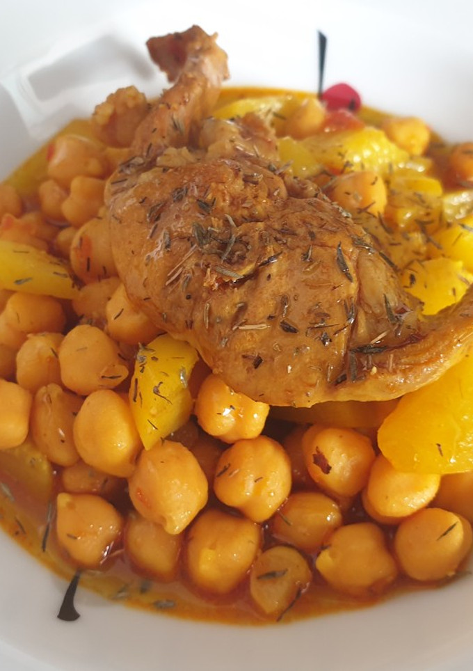 Una foto de Garbanzos con conejo y calabacín