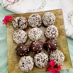 A picture of Dry fruits chocolate balls.