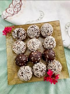 A picture of Dry fruits chocolate balls.