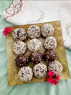 A picture of Dry fruits chocolate balls.