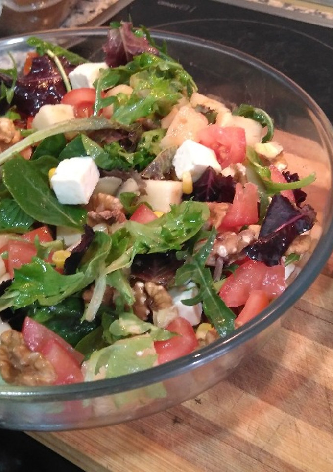 Una foto de Ensalada de pera y nueces con mostaza y miel
