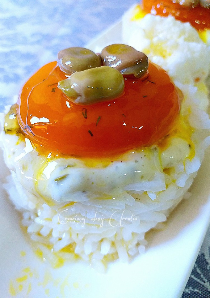 Una foto de Yemas curadas con base de arroz jazmín y merengue salado