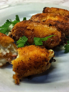 Una foto de Croquetas de parmesano y jamón serrano para niños (y no tan niños) 🧀