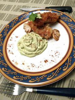 Una foto de Pescadilla apanada con Panko y salsa de palta
