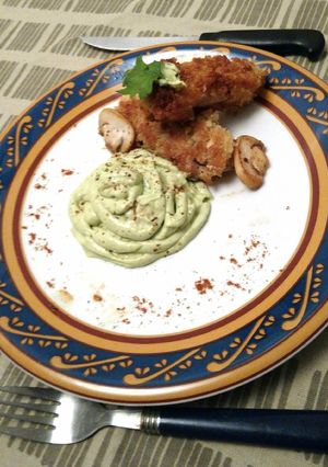 Una foto de Pescadilla apanada con Panko y salsa de palta