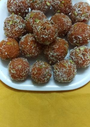 20 मिनिटात झटपट गाजर लाडू (gajar ladoo recipe in marathi) रेसिपी चे मुख्य फोटो 