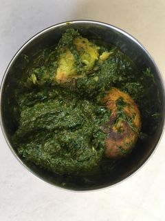 આલુ પાલક (Aloo Palak Recipe In Gujarati) રેસીપી મુખ્ય ફોટો