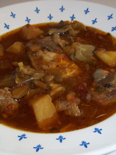 Una foto de Potaje de cerdo, pollo y alcachofas
