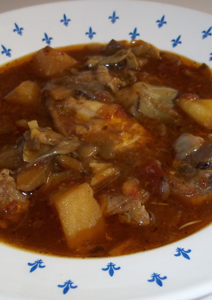 Una foto de Potaje de cerdo, pollo y alcachofas
