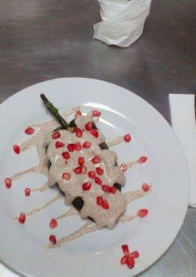 Una foto de Chiles en nogada