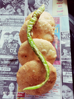 शेगाव कचोरी (shegaon kachori recipe in marathi) रेसिपी चे मुख्य फोटो