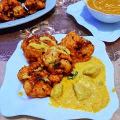 Una foto de 🍽️ شوفلور (قرنبيط)(قرنبيط) بانيه بصلصة الفطر