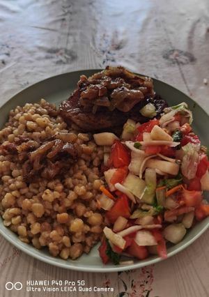 Sült csirkecomb pirított tarhonyával és zöldségsalátával🥗 recept fotója