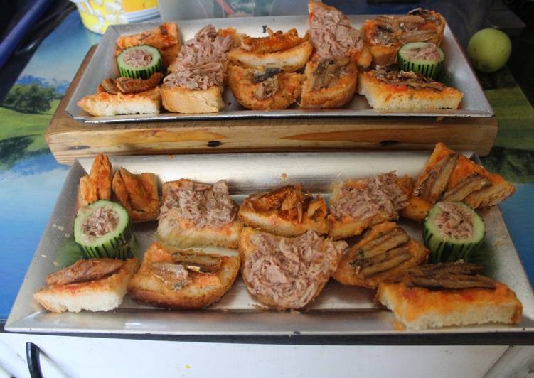 Pan untado con tomate y latas de conserva