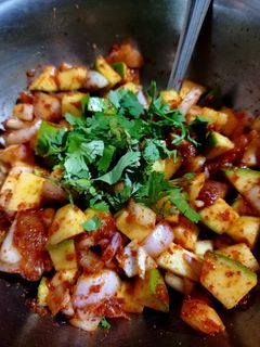 કેરી અને ડુંગળી નું સલાડ (Keri Dungli Salad Recipe In Gujarati) રેસીપી મુખ્ય ફોટો