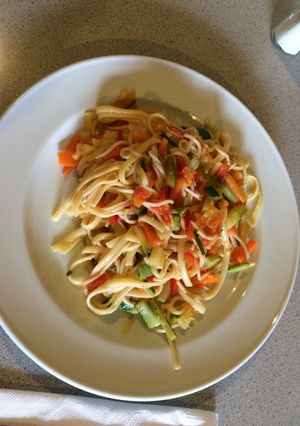 Una foto de Tallarines con verduras salteadas