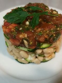 Una foto de Timbal de judías blancas, calabacín y tomate marinado