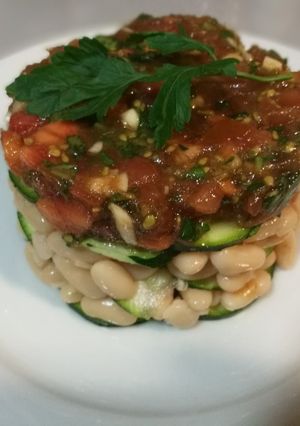 Foto principal de Timbal de judías blancas, calabacín y tomate marinado