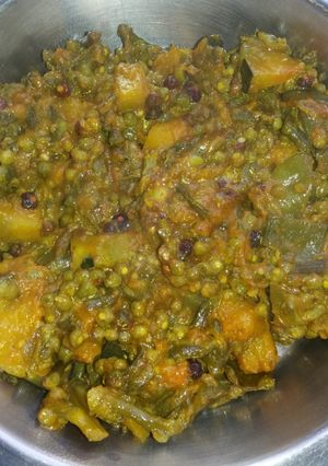 A picture of Pui machuri (malabar spinach seeds curry).