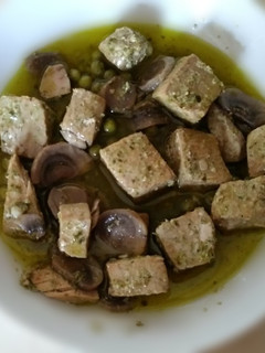 Una foto de Atún al ajillo en salsa verde