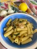Rigatoni con gamberi, zucchine, cipollotto e buccia di limone