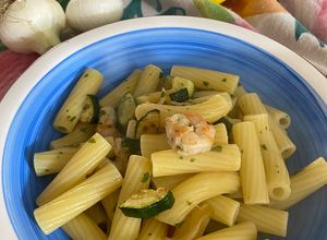 Foto di Rigatoni con gamberi, zucchine, cipollotto e buccia di limone