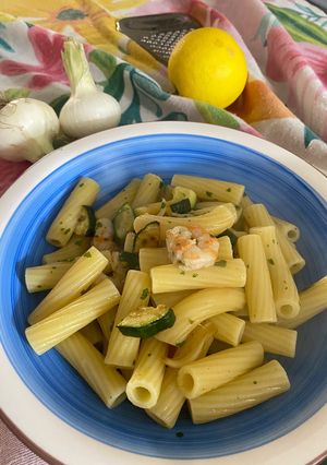 Foto di Rigatoni con gamberi, zucchine, cipollotto e buccia di limone
