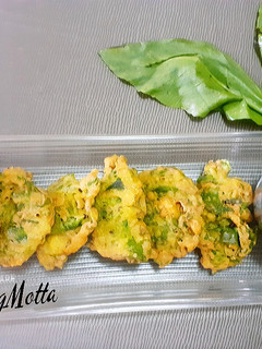 A picture of Crispy Corainder-Spinach Pakoda.