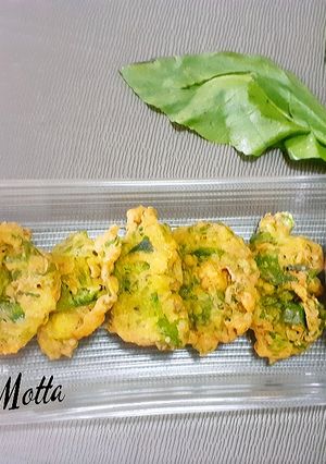 A picture of Crispy Corainder-Spinach Pakoda.
