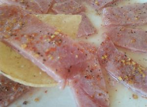 Una foto de Sashimi de atún en aguachile