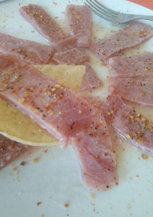 Una foto de Sashimi de atún en aguachile