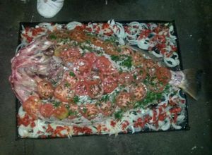 Una foto de Corvina al horno con verduras
