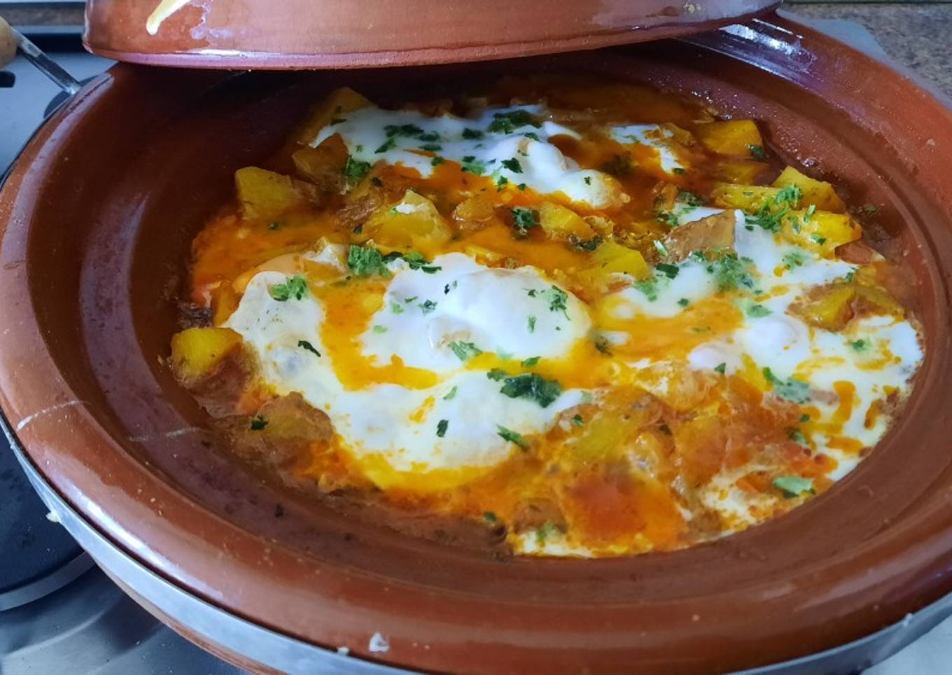 Comida económica y sabrosa/ tajín de patatas guisadas con huevo