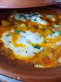 Una foto de Comida económica y sabrosa/ tajín de patatas guisadas con huevo