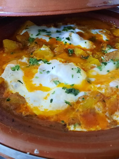 Una foto de Comida económica y sabrosa/ tajín de patatas guisadas con huevo
