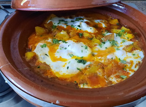 Foto principal de Comida económica y sabrosa/ tajín de patatas guisadas con huevo