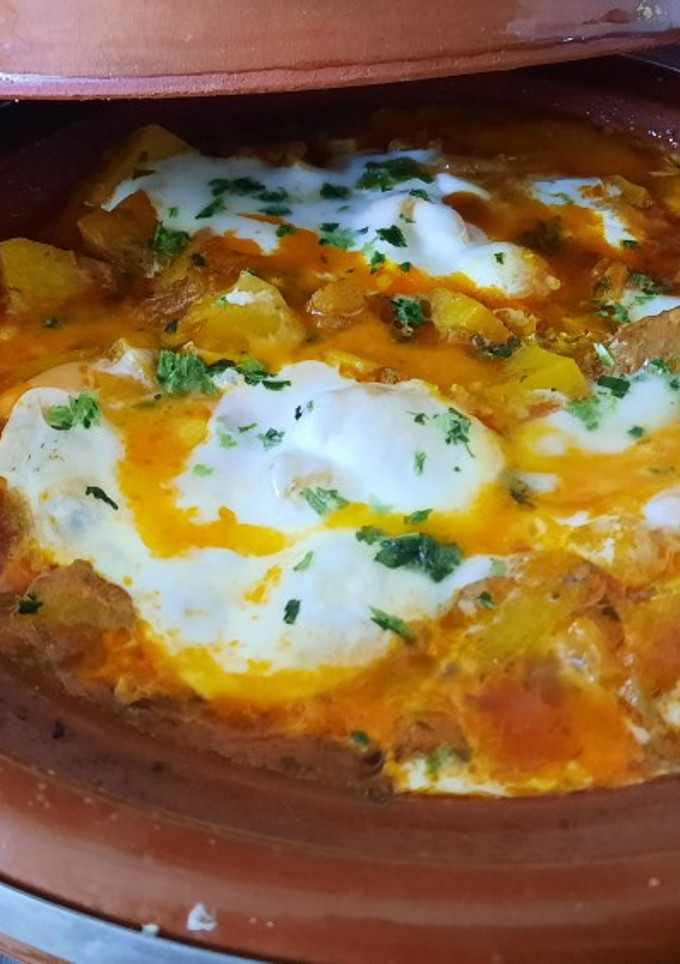 Una foto de Comida económica y sabrosa/ tajín de patatas guisadas con huevo