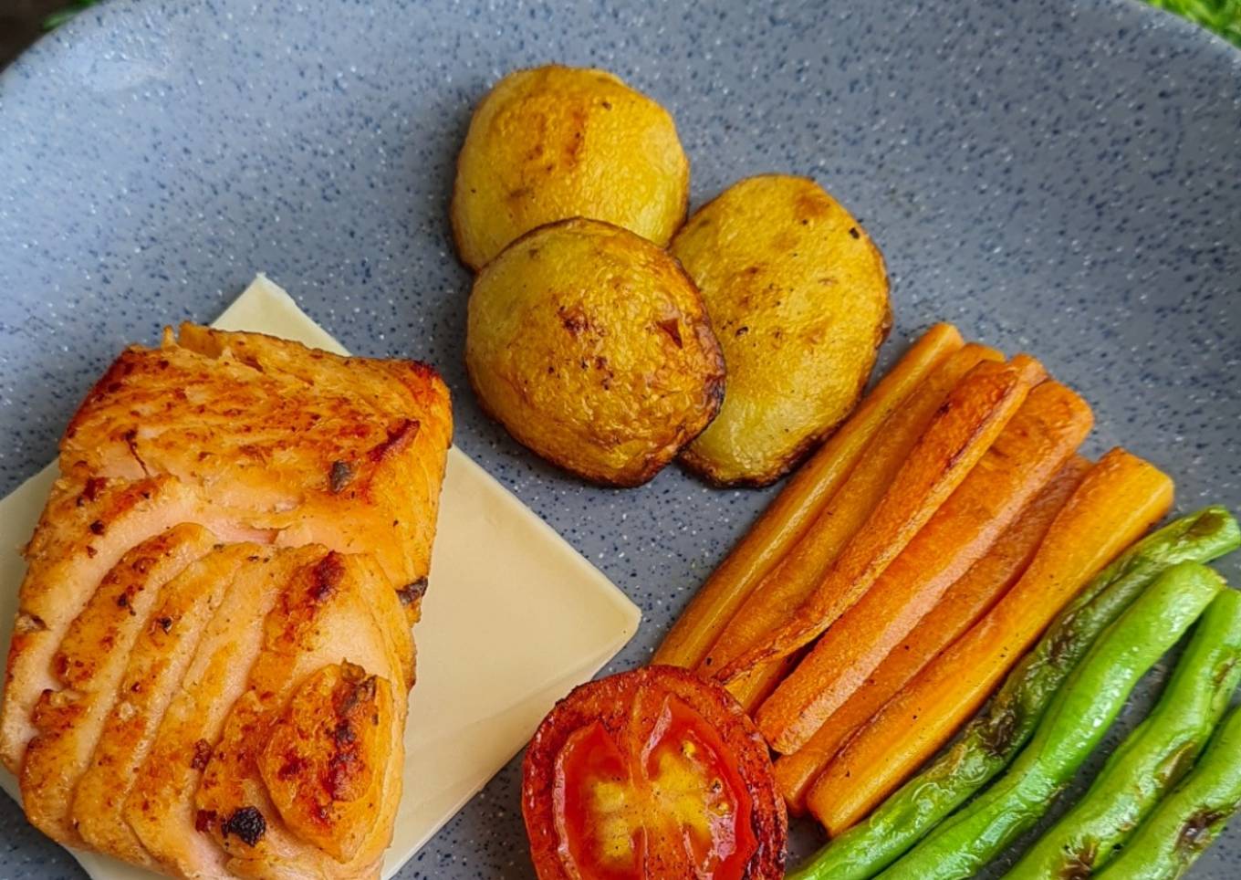 Salmon with vegetables
